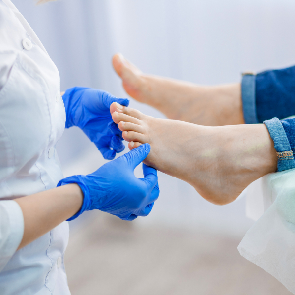 Un médecin examine le pied d'un patient.